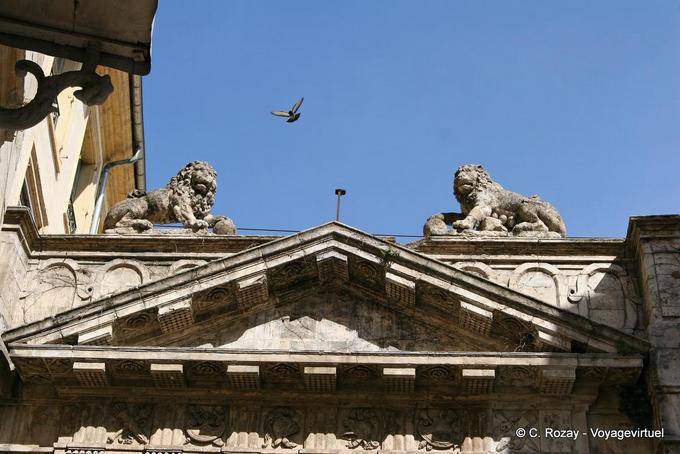 Frontão e esculpidas leões, Avignon, Provença, França