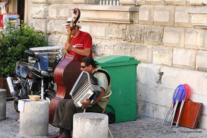 Músicos de rua, acordeão e baixo, Avignon, Provença, França