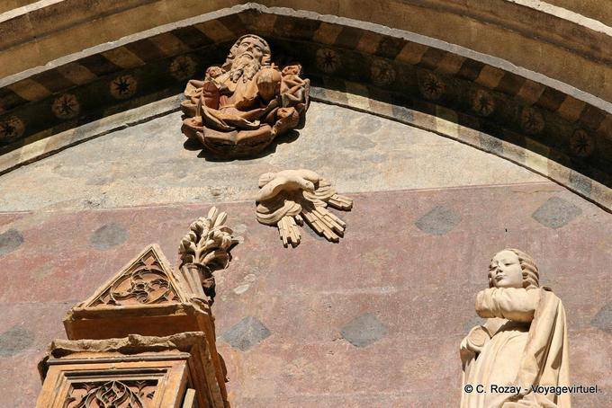 Detalhe do Close-up da parte superior frontão da Colegiada de Saint-gate Agricola, Avignon, Provença, França