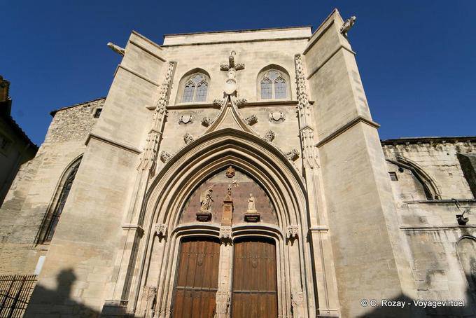 Fachada e portões da igreja St. Agricola construído no século XIV, Avignon, Provença, França