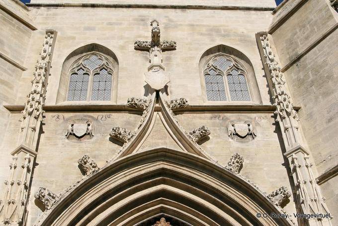 Decoração gótica na fachada, São Agricola de Avignon Collegiate, Provença, França