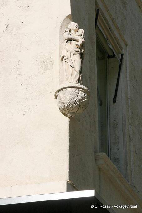Nicho com escultura Virgin para a criança em uma rua Avignon, Provença, França