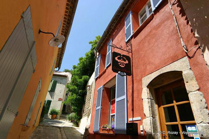 Bormes-les-Mimosas, colorido rua, Provença, França