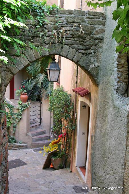 Bormes-les-Mimosas, pedras antigas para os aficionados por história, Provença, França