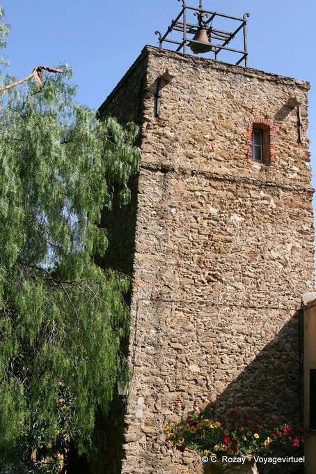 Ver uma torre de sino medieval Bormes-les-Mimosas, Provença, França