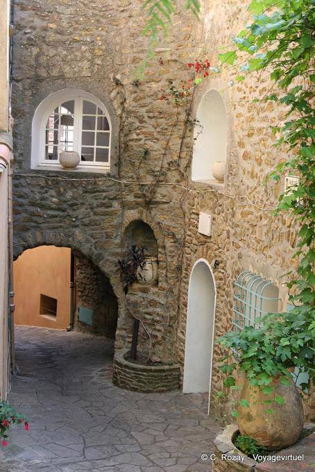 Bormes-les-Mimosas, rua sinuosa, Provença, França