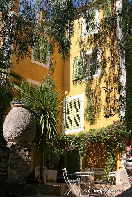Bormes-les-Mimosas, quadrado entre luz e sombra, Provença, França