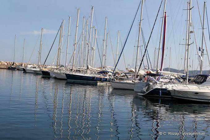 A marina em Bormes-les-Mimosas, Provença, França