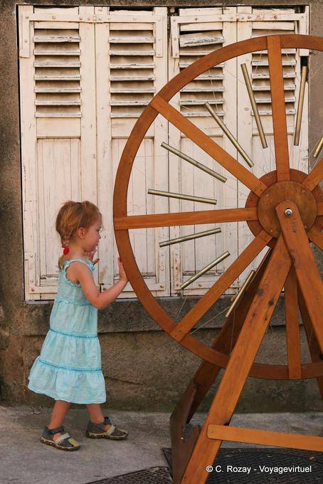 Collobrières, menina na roda musical, Provença, França