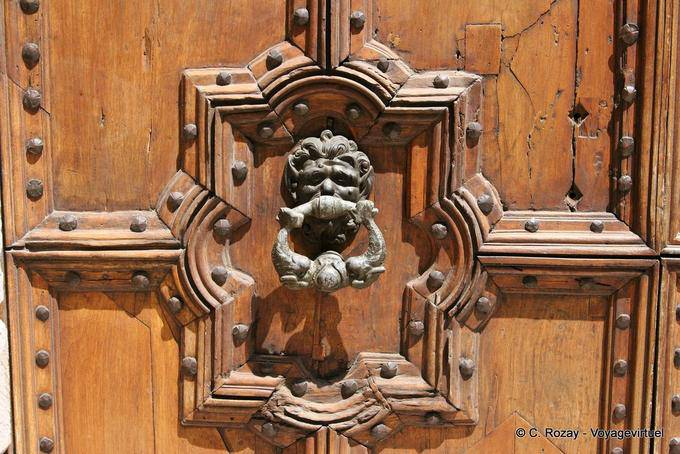 Frejus, close-up na porta da Catedral, Provença, França