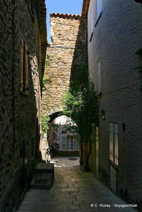 Parte de trás da porta do Saracens, Gassin, Provença, França