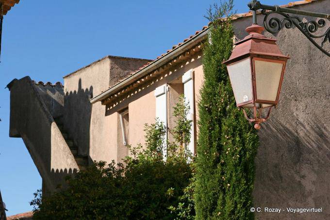 Gassin, sombras e luzes na aldeia, Provença, França