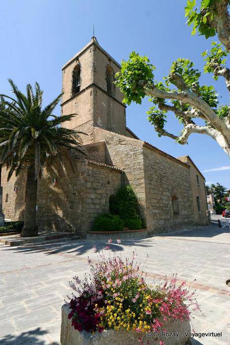 Grimaud, com vista para a Igreja de St. Michael, Provença, França