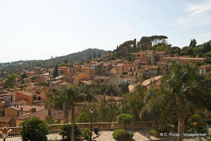 Vista panorâmica de Bormes les Mimosas, Provença, França