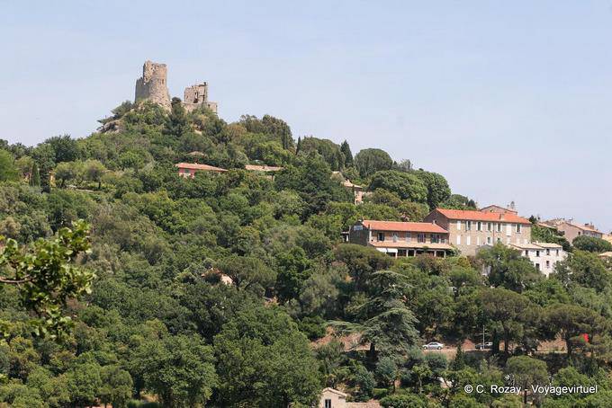 Grimaud, vista para o castelo a partir do fundo da aldeia, Provença, França