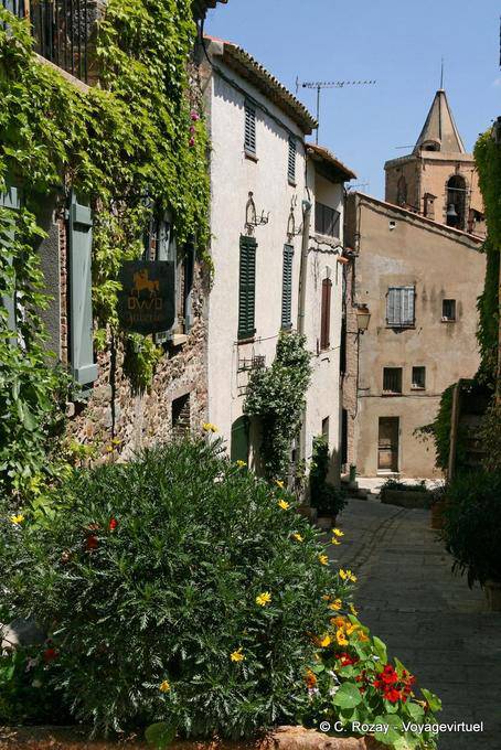 Grimaud, rua flor típica, Provença, França