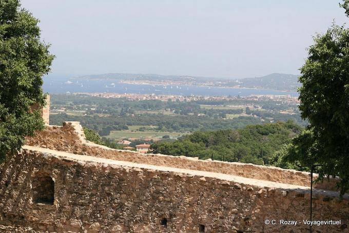 Grimaud, vista para o golfo desde as muralhas do castelo, Provença, França