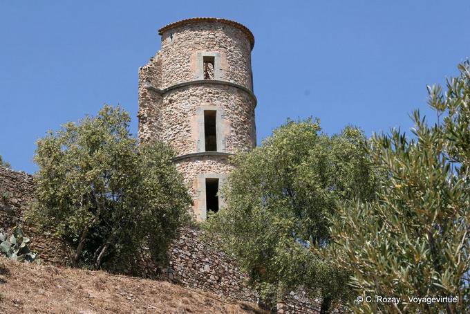 Grimaud torre de castelo que repousa sobre a rocha, Provença, França