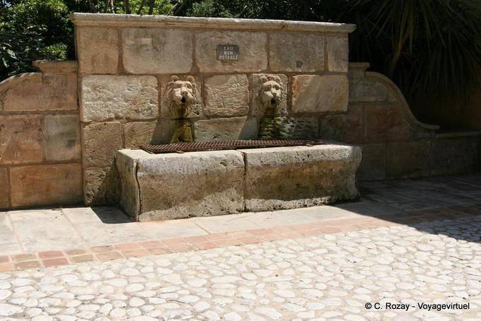 Grimaud, fonte leão, Provença, França