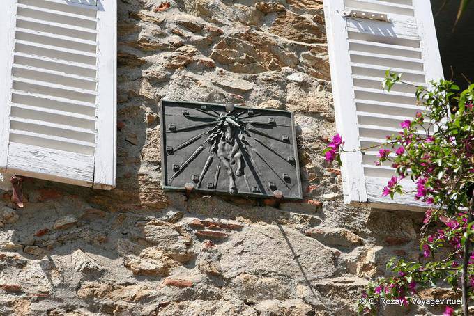 Grimaud, relógio de sol eqüino em fachada de casa, Provença, França