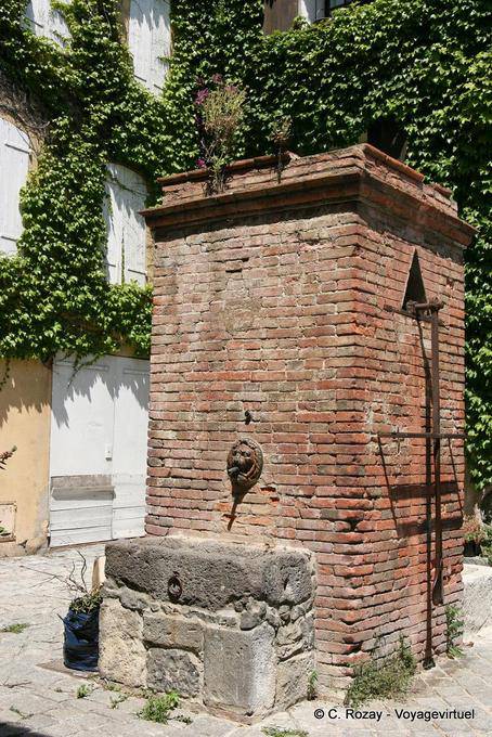 Grimaud, fonte de tijolo vermelho, Provença, França
