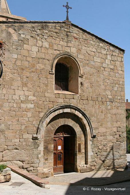Grimaud, com vista para a entrada para a Igreja de St Michael, Provença, França