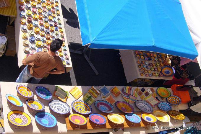 Ramatuelle, mercado de artesanato cerâmica colorida, Provença, França