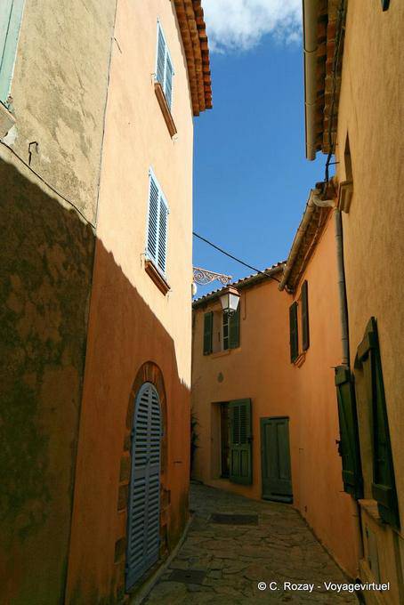 Ramatuelle, imagem de uma rua típica do Midi, Provença, França