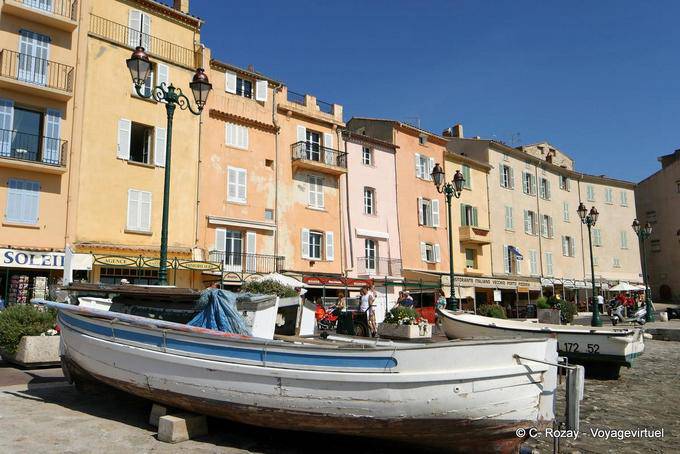 Saint-Tropez, barco de pesca na doca Jean Jaurès, Provença, França
