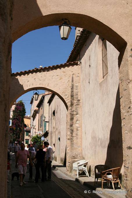 Saint-Tropez, arcadas nas ruas de Mercy, Provença, França