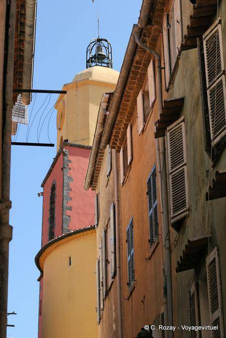 Vista de canto da torre de Saint-Tropez, Provença, França
