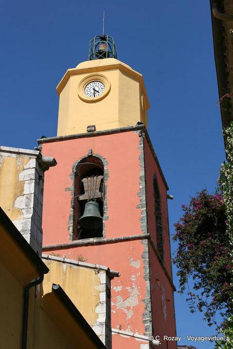 Saint-Tropez, encimado por uma torre sineira de Nossa Senhora da Assunção, Provença, França