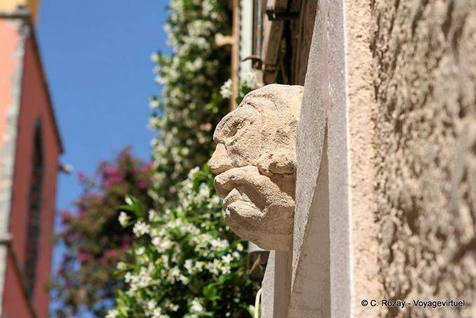 Saint-Tropez, cabeça de pedra na parede, Provença, França