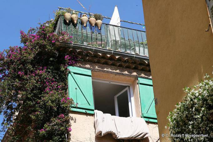 Saint-Tropez, varanda com flores, Provença, França