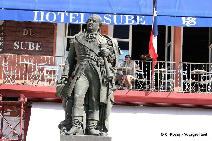 Saint-Tropez, a estátua de Suffren em frente ao Hotel Sube, Provença, França