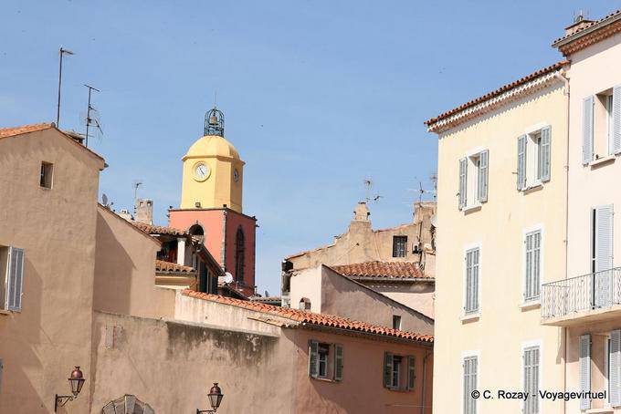 Saint-Tropez, com vista para a Igreja do século XVIII barroco italiano, Provença, França