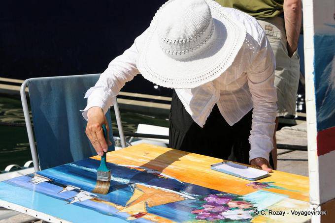 Saint-Tropez, uma mulher pintor que trabalha, Provença, França
