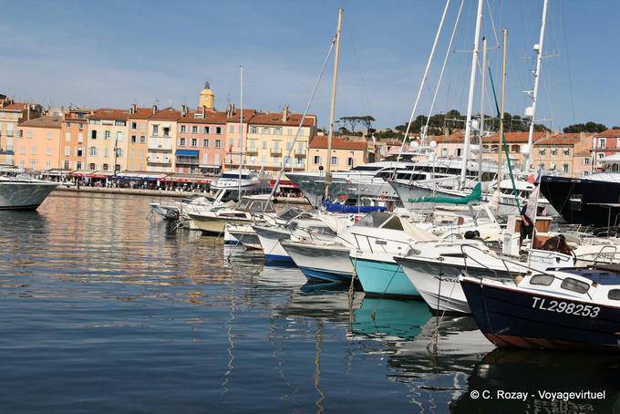 Saint-Tropez, com vista para os barcos do porto e ancorados, Provença, França