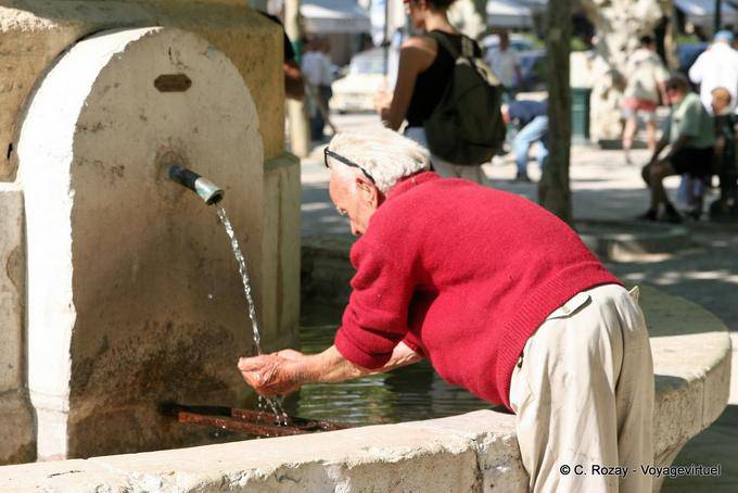 Saint-Tropez, refrescar na fonte, Provença, França