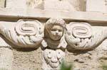 Anjo esculpida na fachada da Capela Branca Penitentes, Avignon, França.