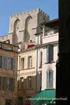 Casas no pé da St. Lawrence rodada Peyrollerie rua Avignon, França.
