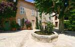 Grimaud, com praça fonte octogonal, França.