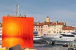 Saint-Tropez, pintura solar no porto, França.