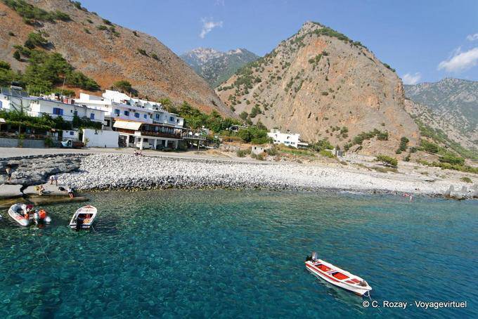 Agia Roumeli praia de calhau para um mergulho no final do desfiladeiro trilha Samaria - Creta, Grécia