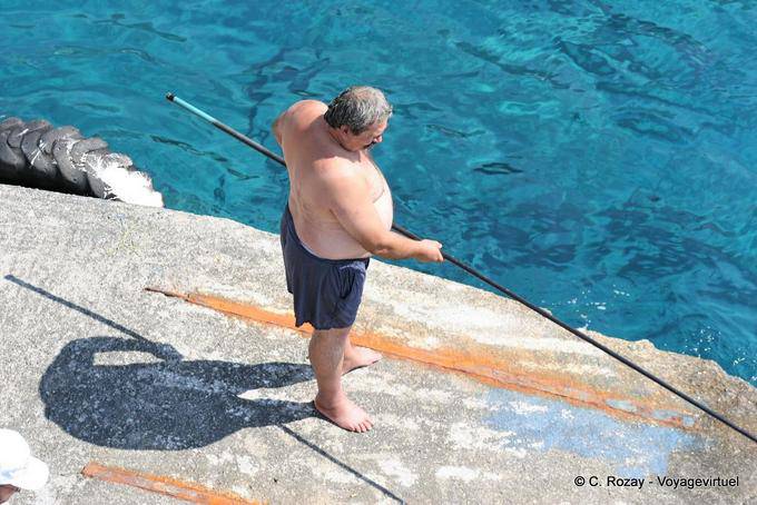 Agia Roumeli-pescador no cais - Creta, Grécia