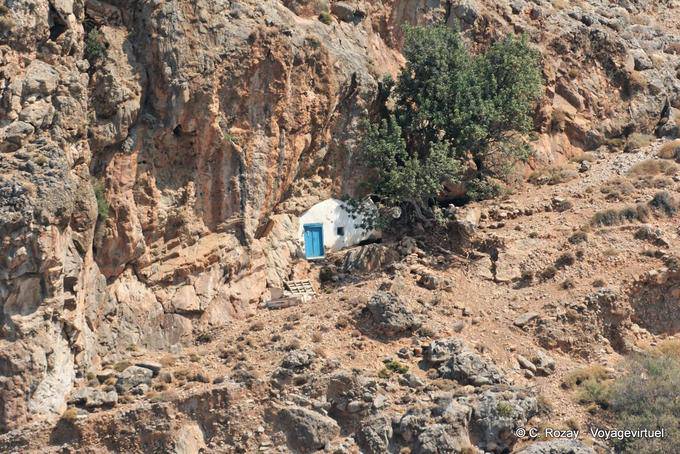 Agia Roumeli casa ou capela no penhasco - Creta, Grécia