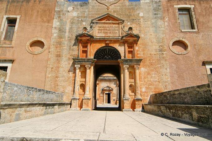 Agia Triada Akrotiri, o pórtico de entrada Holy Trinity Monastery - Creta, Grécia