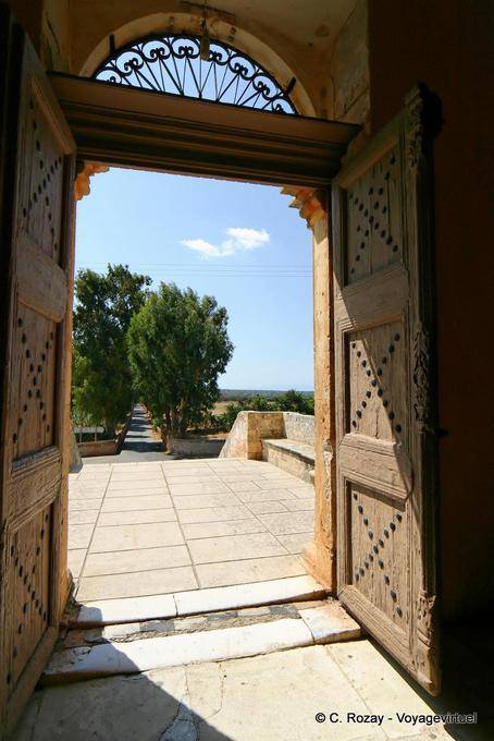 Vista a partir da porta da frente do mosteiro, Hagia Triada Akrotiri - Creta, Grécia