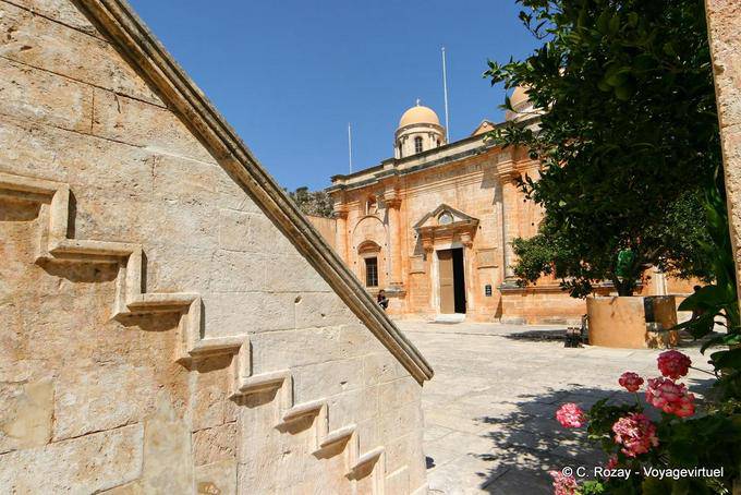 Arquitetura exterior do Mosteiro da Santíssima Trindade, Agia Triada Akrotiri - Creta, Grécia