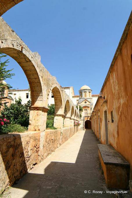 Arcades em torno do jardim central, Agia Triada Akrotiri - Creta, Grécia